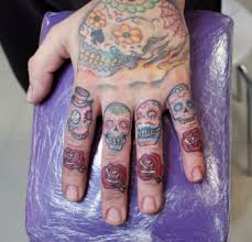 tatuaje-de-calaveras-mexicanas-en-los-dedos