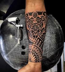 tatuaje-maorí-antebrazo